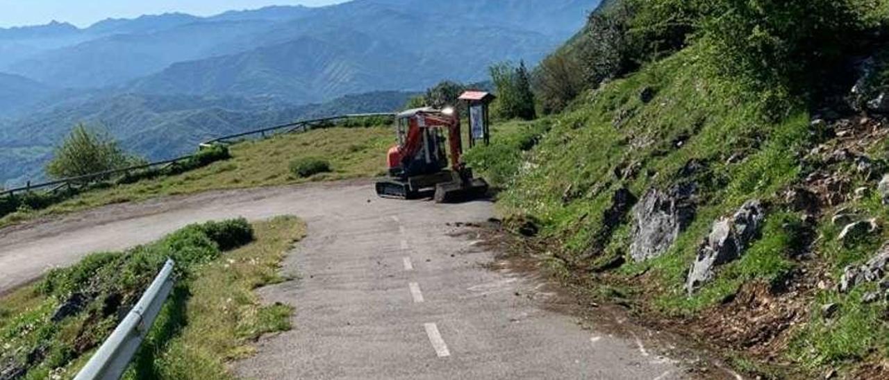 Una máquina, ayer, trabajando en la carretera del Angliru.