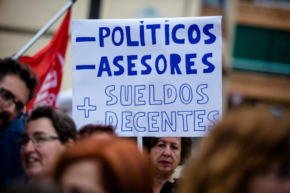 Multitudinaria manifestación contra la precariedad laboral en Benidorm