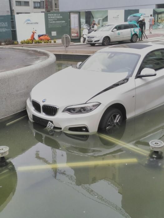 El coche quedó encajado en la fuente