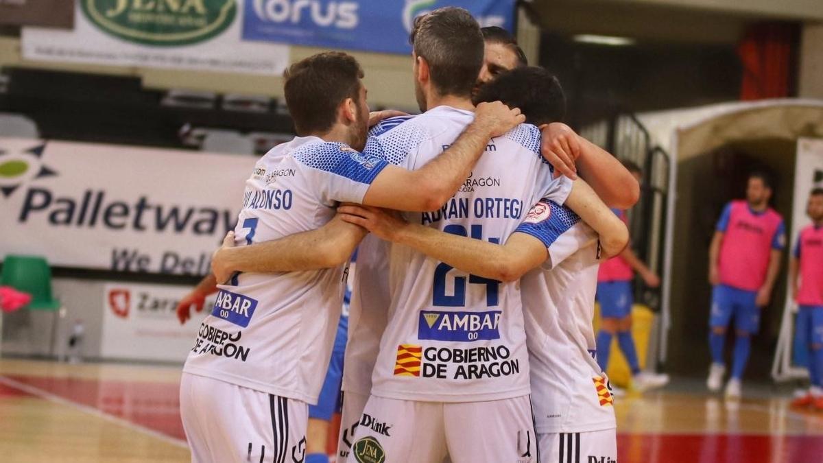 Los jugadores del Fútbol Emotion celebran un tanto.