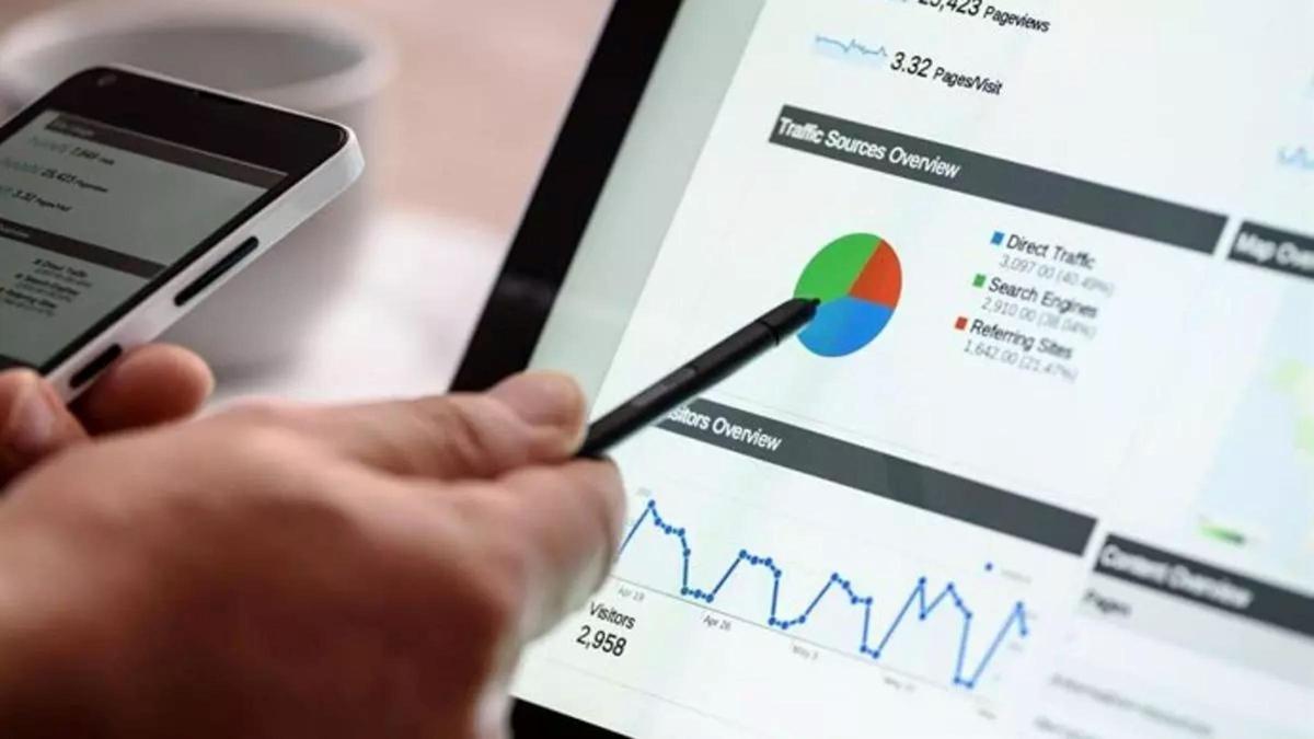 Consulta de datos y métricas digitales en una tableta.