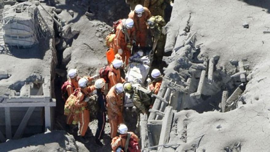 Prosiguen las labores de rescate en el volcán Ontake
