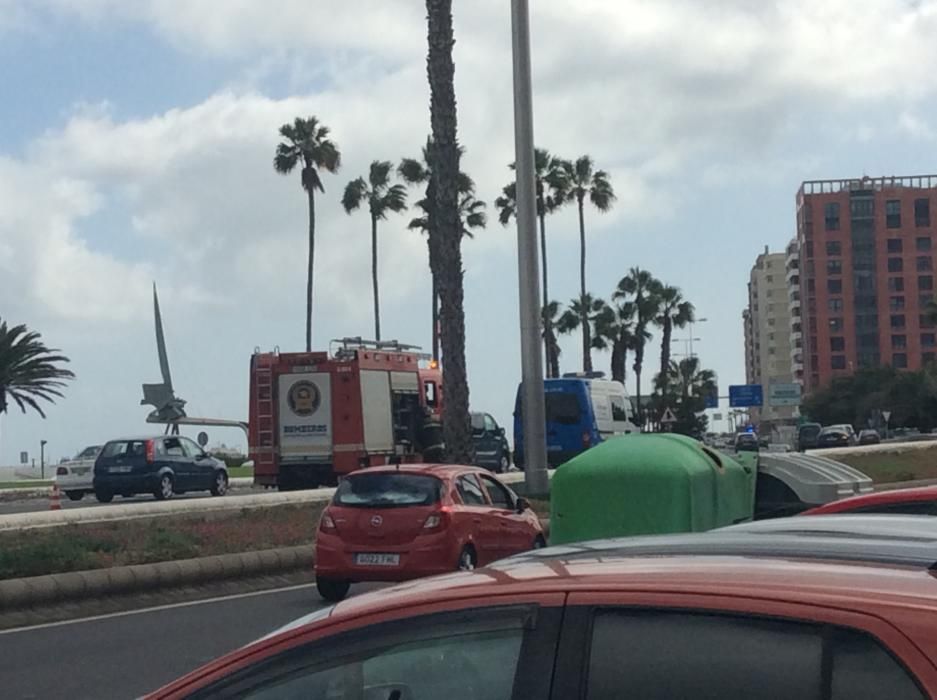 Un coche vuelca en la Avenida Marítima