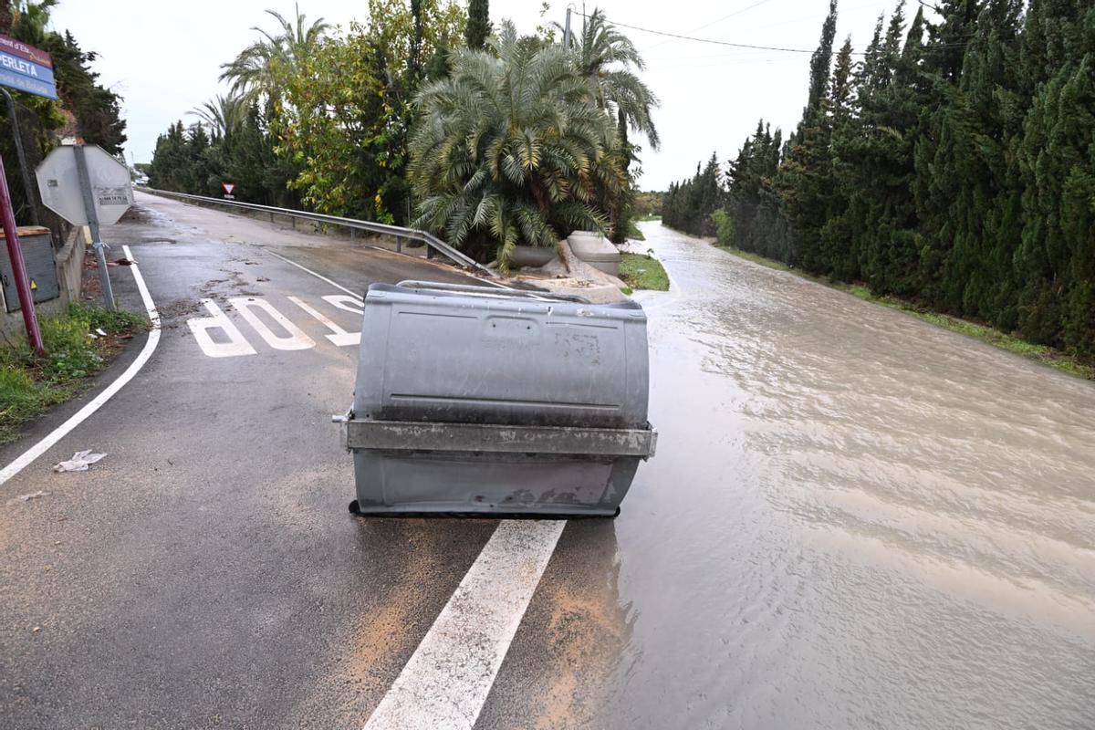 El barranco de San Antón en Elche se desborda en la carretera de Santa Pola