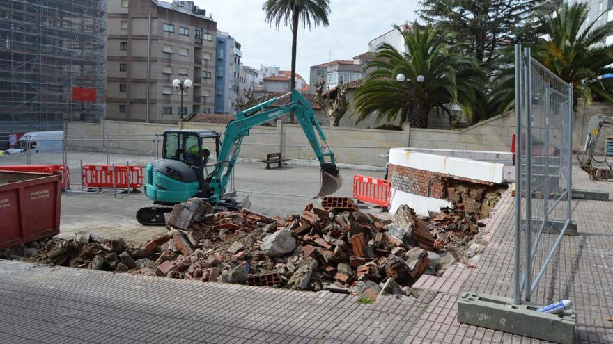 Trabajos en la céntrica plaza de Sanxenxo.