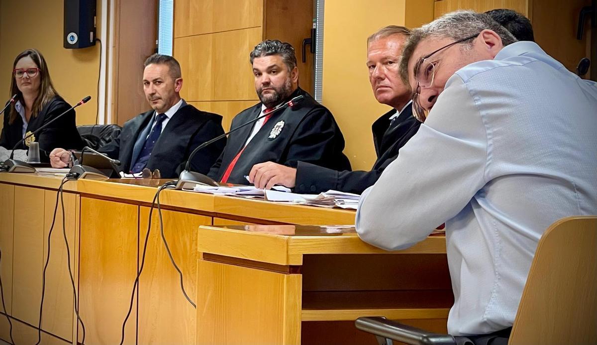 El acusado, a la derecha, junto con su abogado, los letrados de la acusación particular y la fiscal, este jueves en el juicio.