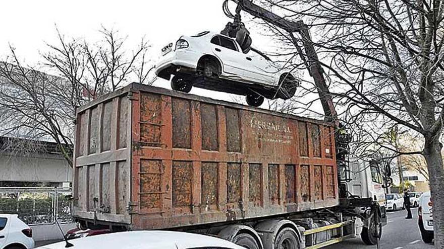 El camiÃ³n se lleva uno de los coches abandonados en Can Valero para su eliminaciÃ³n.