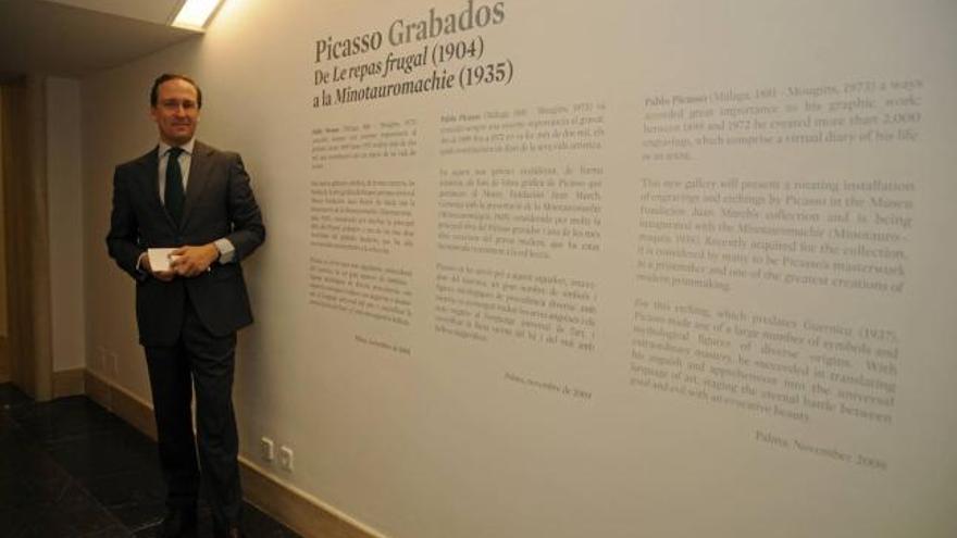 Manuel Fontán recorrió y presentó ayer el nuevo espacio del museo, el ´gabinete´ Picasso.