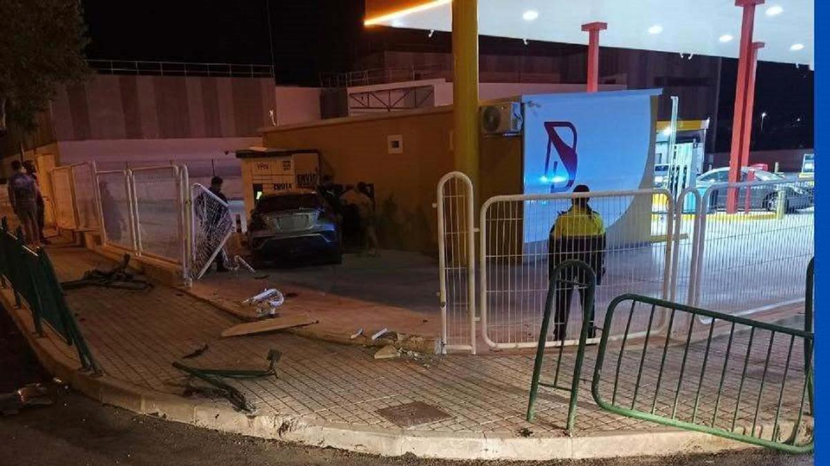 El vehículo acabó dentro de la gasolinera tras destrozar varias vallas