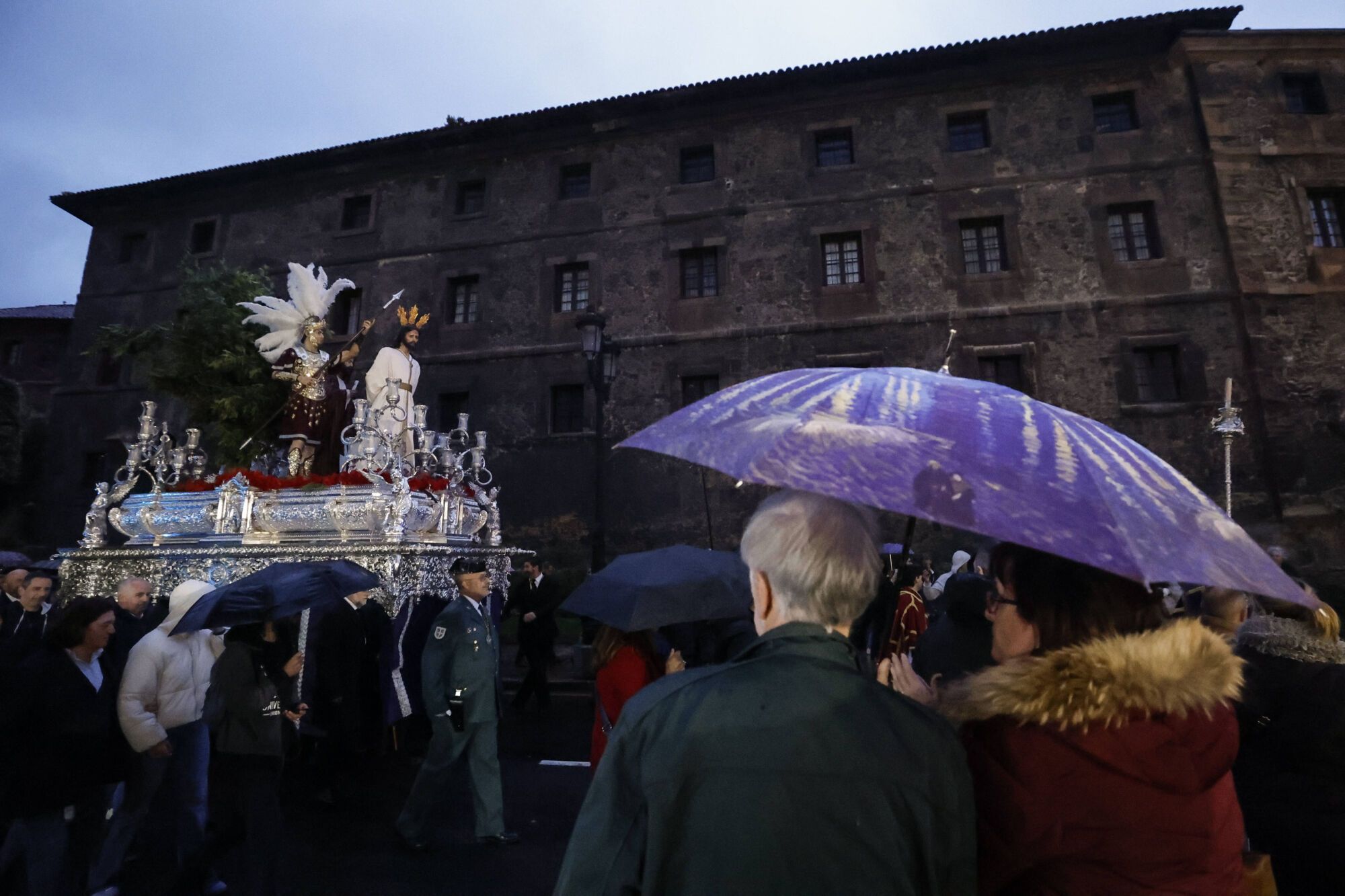 Iglesia de La Tenderina. Sale la procesión del Prendimiento