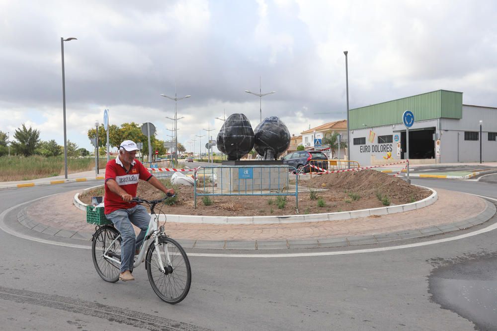 El proyecto de Manuel Gomáriz, adjudicado antes de la DANA y la crisis sanitaria, está ya ubicado sin inaugurar en la nueva glorieta de la carretera a San Fulgencio.