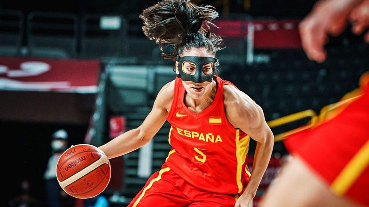 Cristina Ouviña bota el balón durante el partido frente a Canadá.