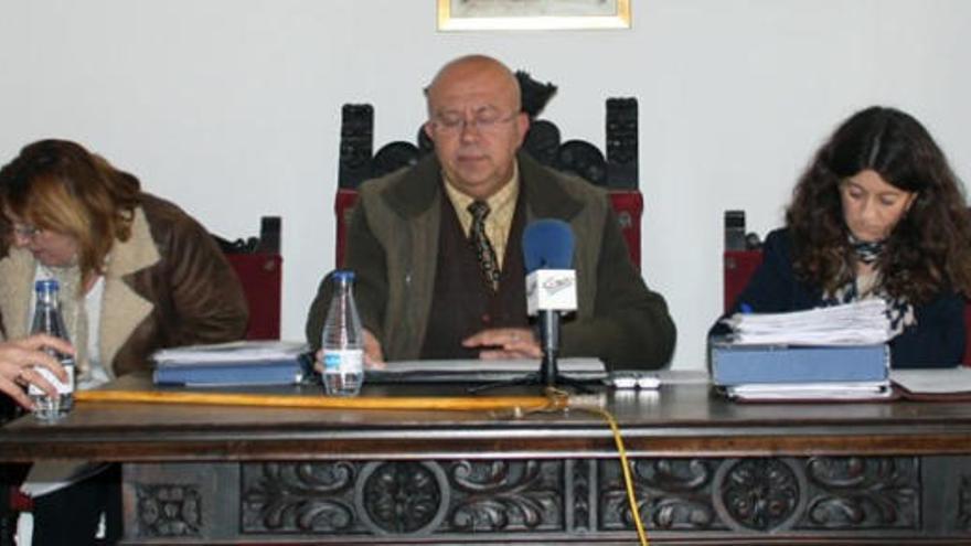 Antonio Granero, regidor de Cortes de la Frontera, en el centro.