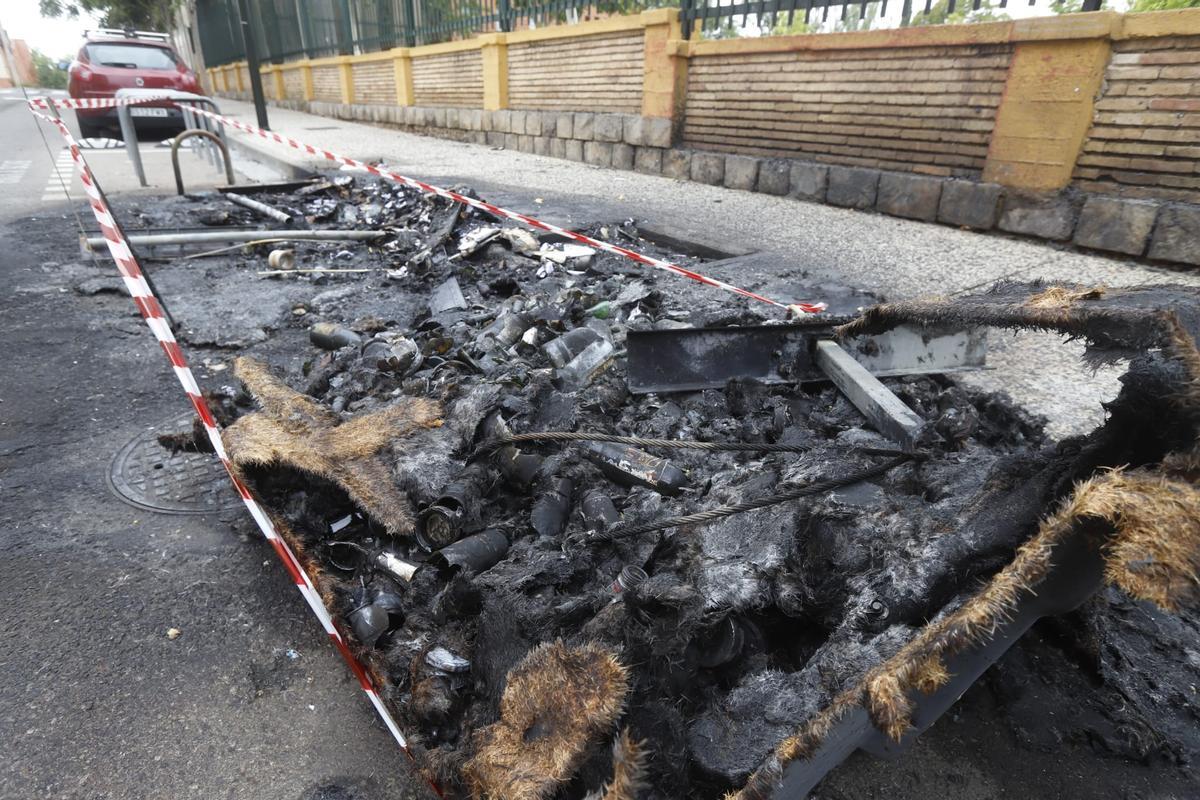 Contenedores quemados en Oliver-Valdefierro