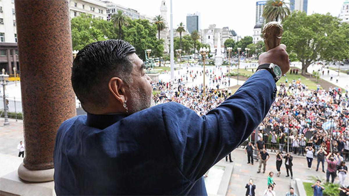 Maradona se asomó al balcón de la Casa Rosada