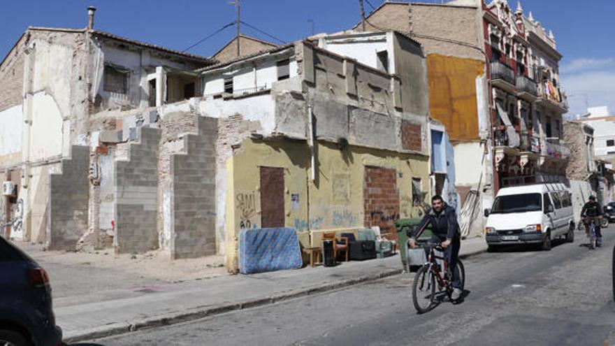 El Cabanyal pide a Ribó que servicios sociales  y policía &quot;entren ya&quot; en las viviendas ocupadas