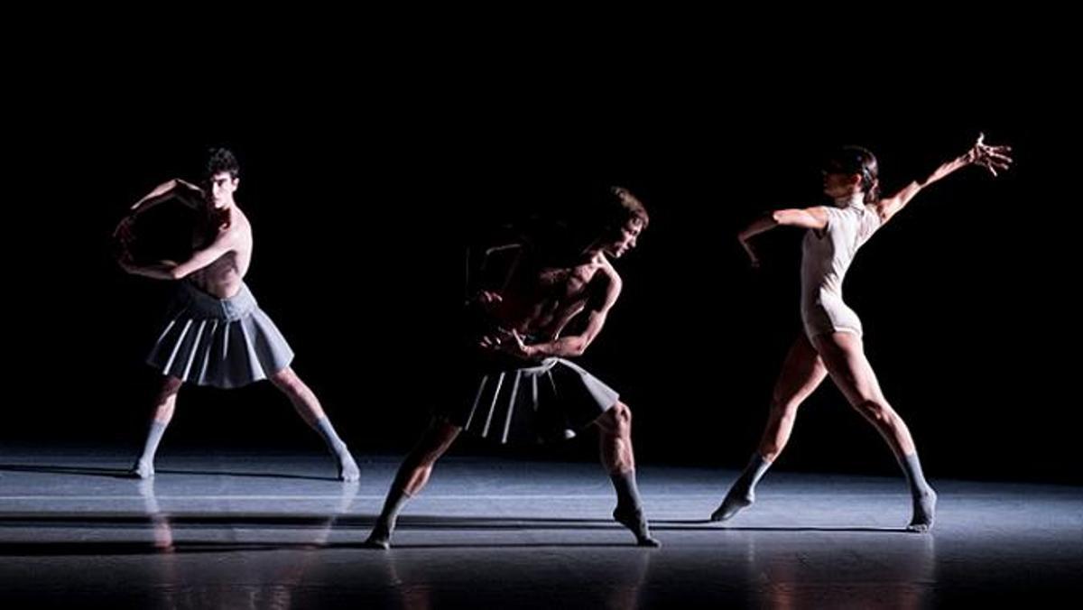 Un momento de 'Twenty eight thousand waves', de Cayetano Soto, bailado por miembros de IT Dansa.