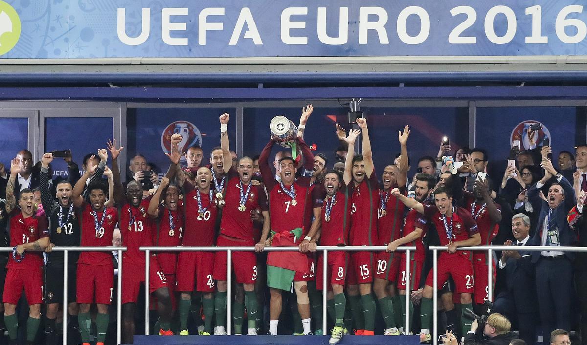 Los jugadores de Portugal celebran la Eurocopa 2012.