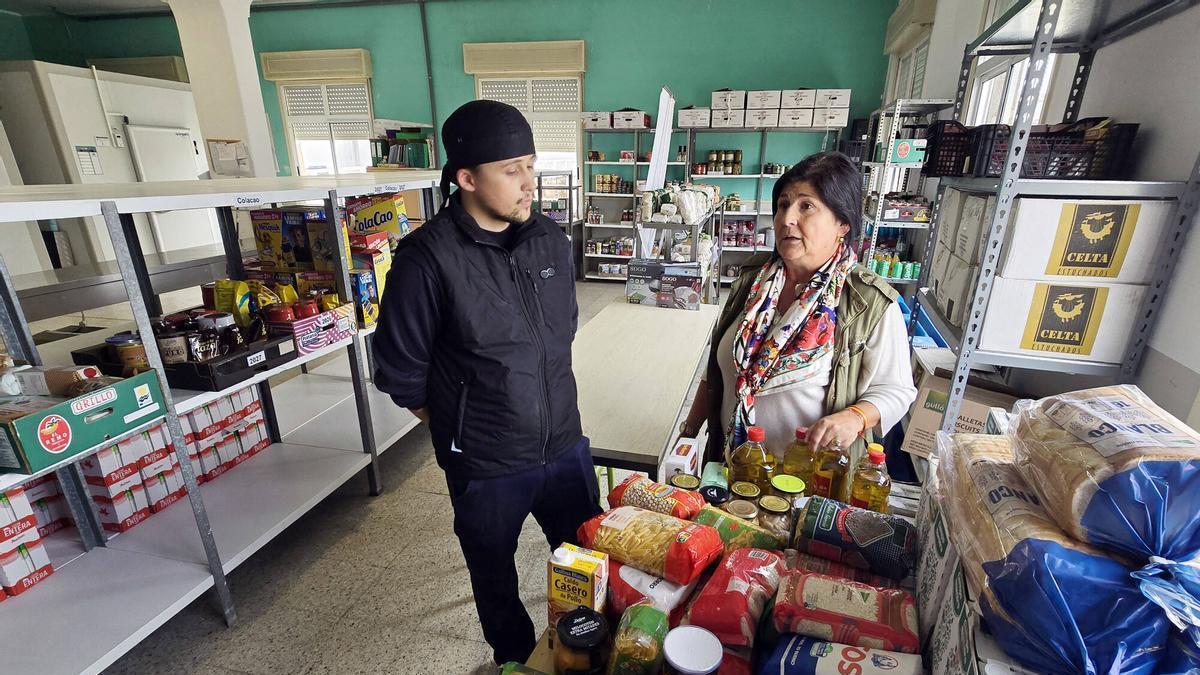 Patricia López Román, directora de la Fundación Casa Caridad, en el almacén con un trabajador.