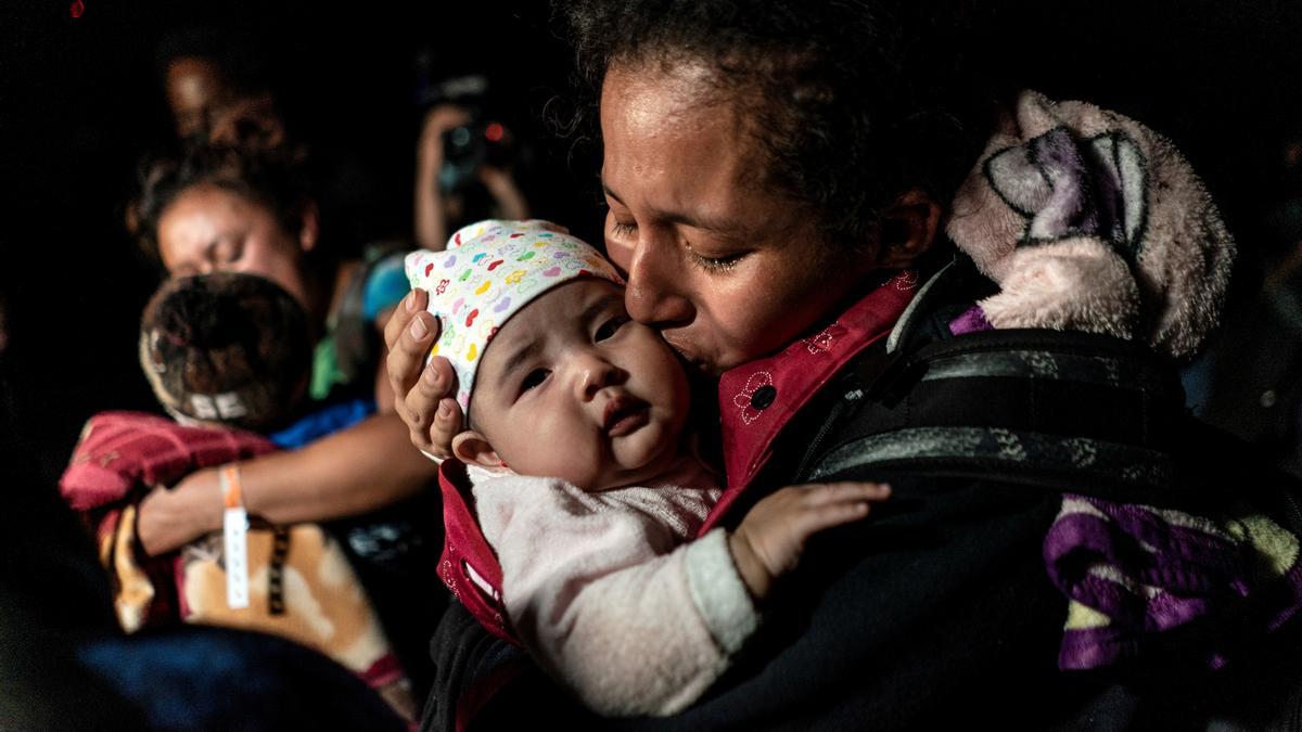 Ceidy, una refugiada de Guatemala, besa a su hija de tres meses Bridget mientras espera ser escoltada por los agentes fronterizos de EEUU tras cruzar el Río Grande, este miércoles.