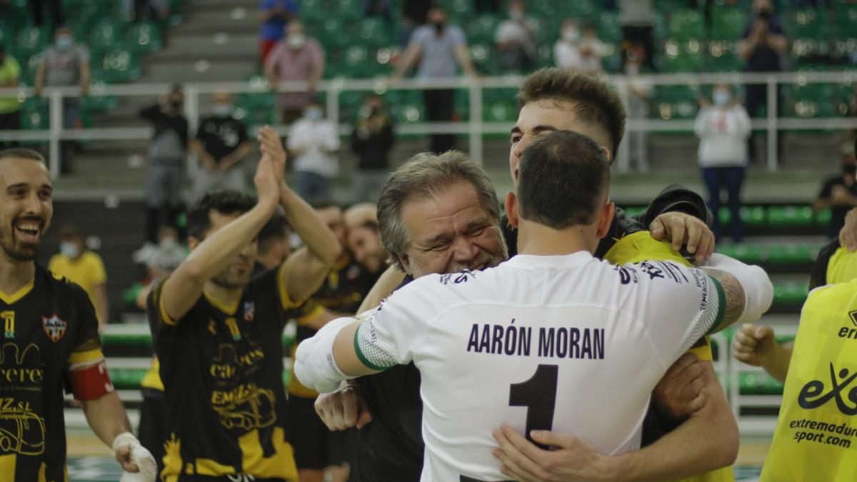 Jugadores y técnico del Cáceres UEx celebran la victoria.