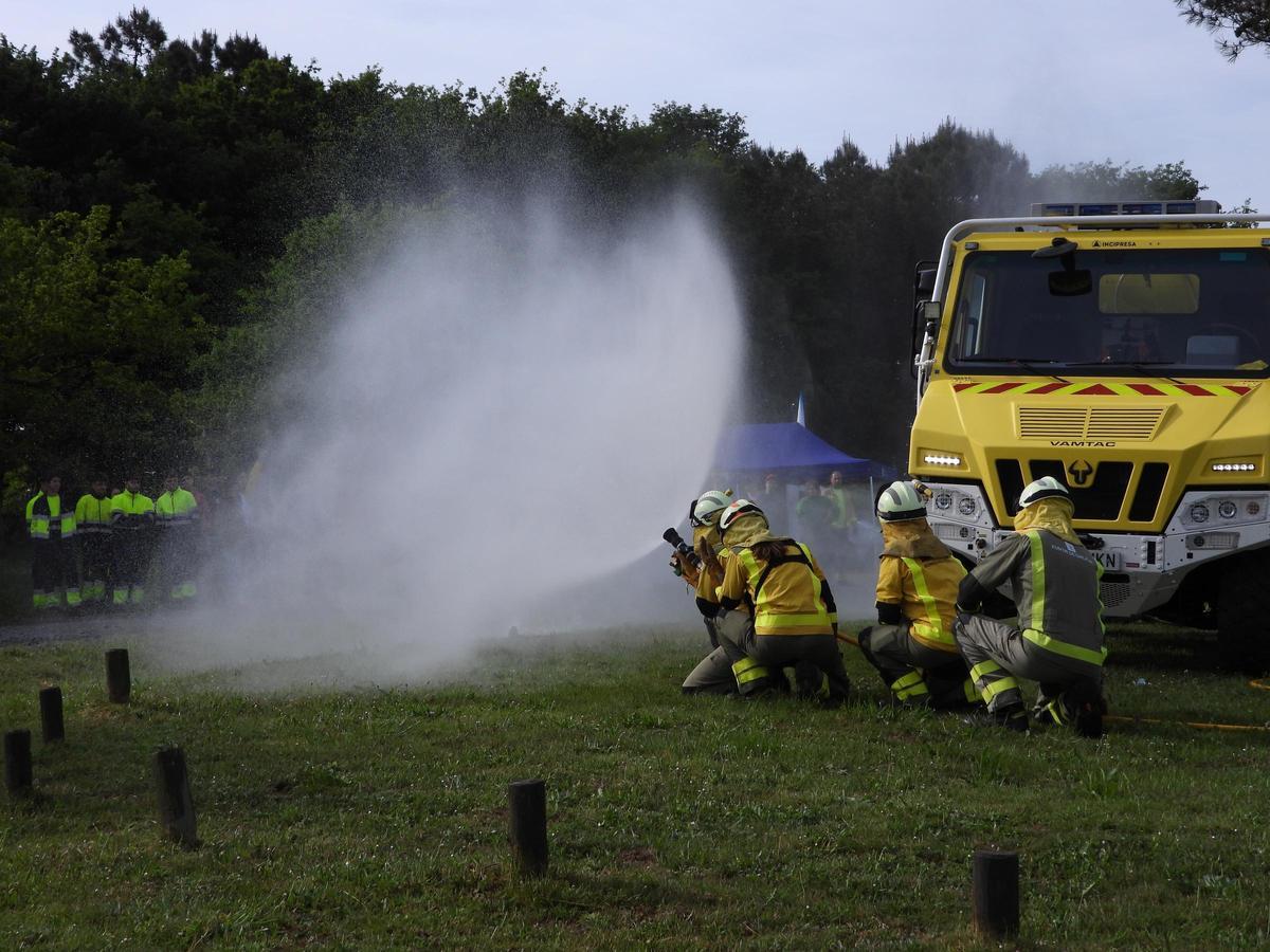 Estudiantes de Alemania, Italia y Azores aprenden claves para combatir los incendios en Arzúa
