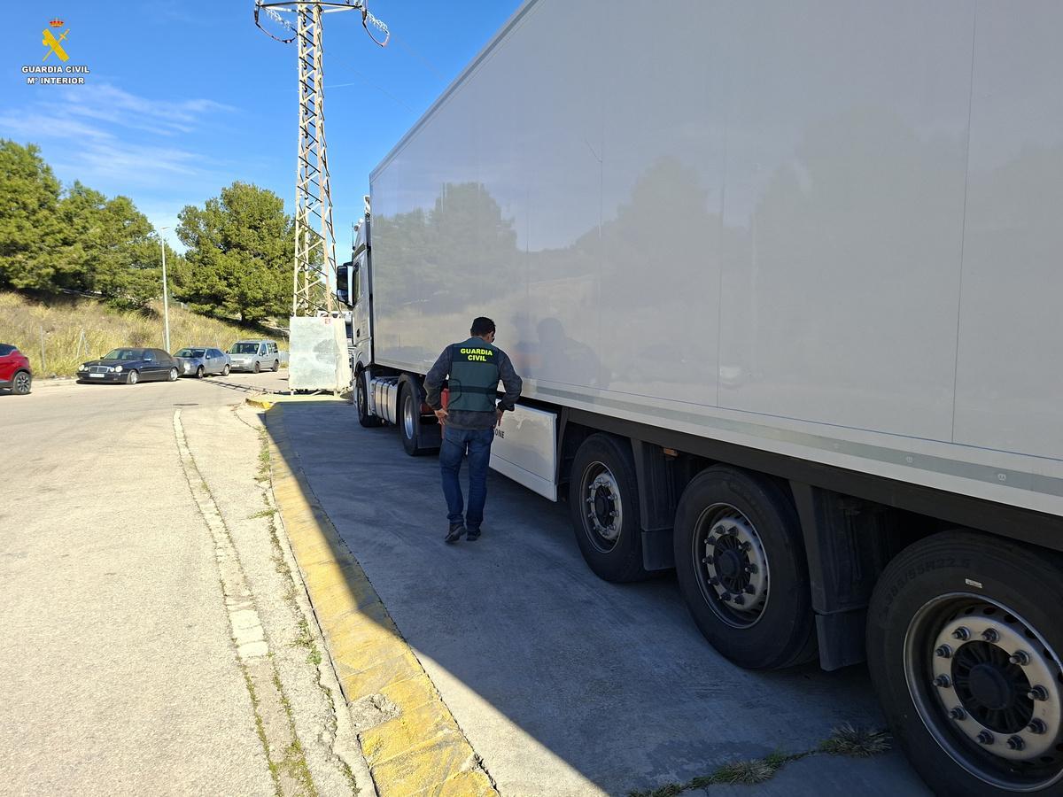 Un Guardia Civil inspecciona un remolque