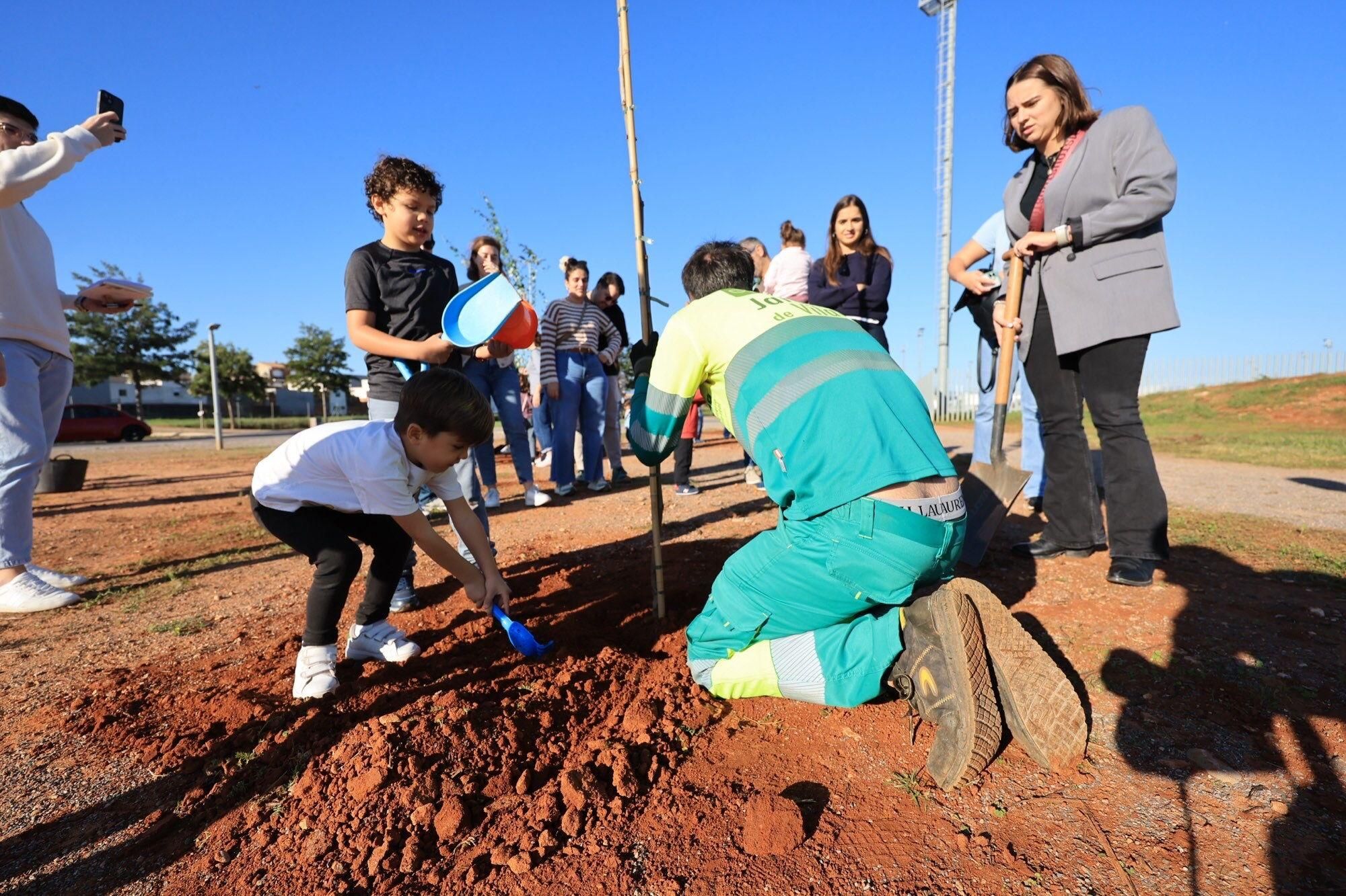  Éxito de la plantación de árboles por parte de personal y familias de Pamesa Grupo Empresarial en la Ciutat Esportiva Municipal de Vila-real que ha tenido lugar en la mañana. de este sábado La acción, que forma parte de la Responsabilidad Social Corporativa del grupo, está incluida en la programación del 20.º Mes de la Sostenibilidad de la Concejalía de Medio Ambiente.