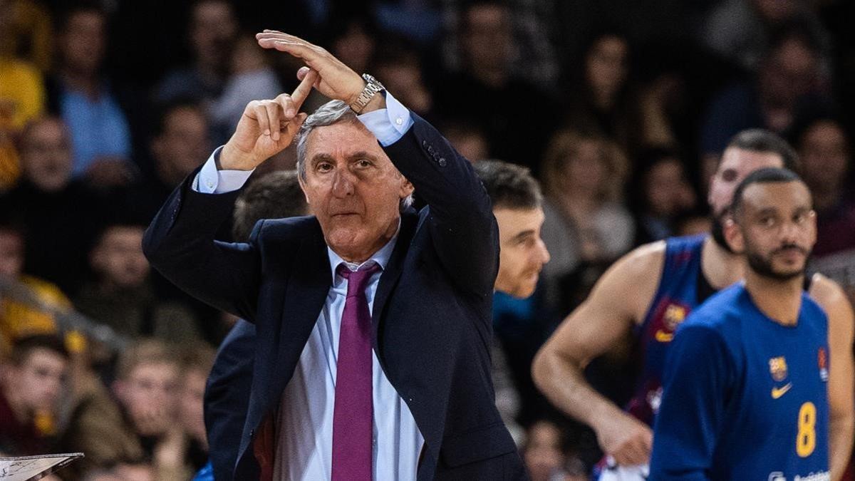 Pesic pide un tiempo muerto durante el partido de Euroliga contra el Olympiacos.