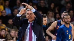 Pesic pide un tiempo muerto durante el partido de Euroliga contra el Olympiacos.