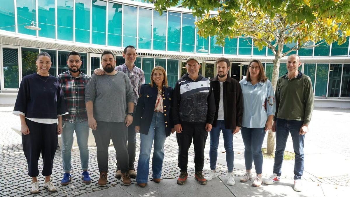 Los integrantes de la comisión de fiestas, con miembros del gobierno lalinense.
