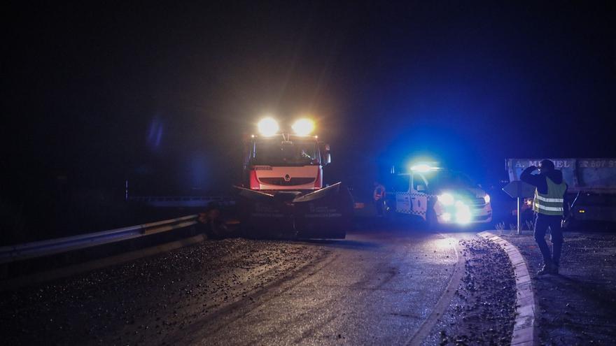 Un camión pierde la carga de grava a la salida de Zamora