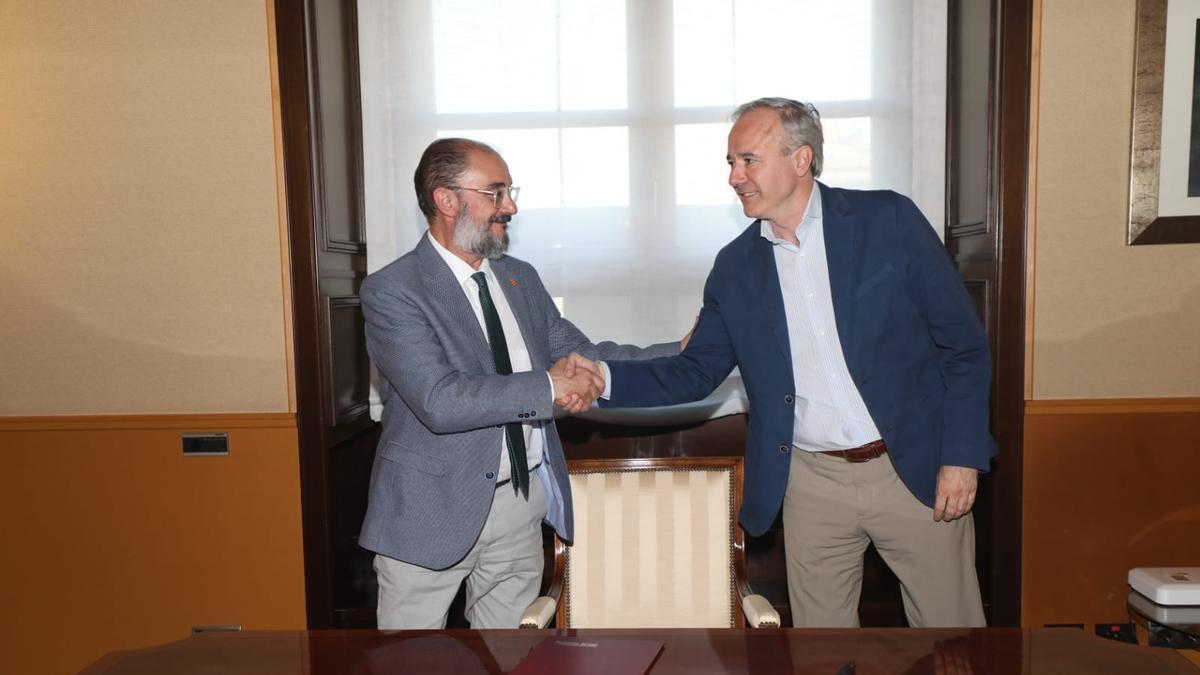 Javier Lambán y Jorge Azcón durante la firma de la carta de interés para que Zaragoza sea sede del Mundial.