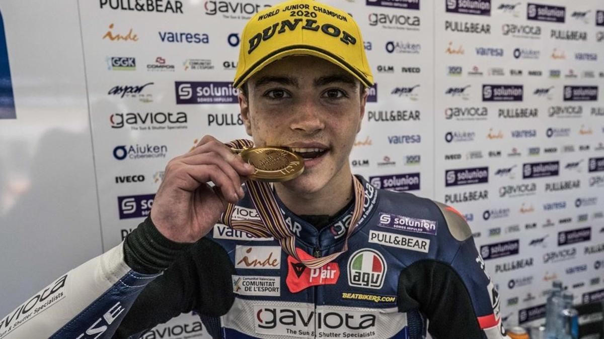 El mallorquín Izan Guevara muerde la medalla de campeón del mundo júnior de Moto3.