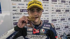 El mallorquín Izan Guevara muerde la medalla de campeón del mundo júnior de Moto3.