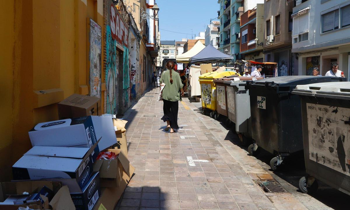 Basura acumulada en una de las calles del barrio de Benimaclet