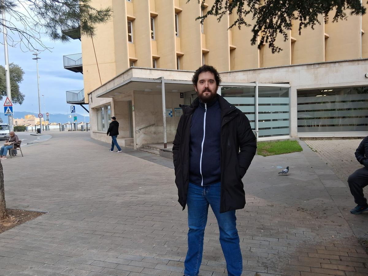 El Doctor Àlex Cervera davant el Cap Ernest Lluch de Figueres-