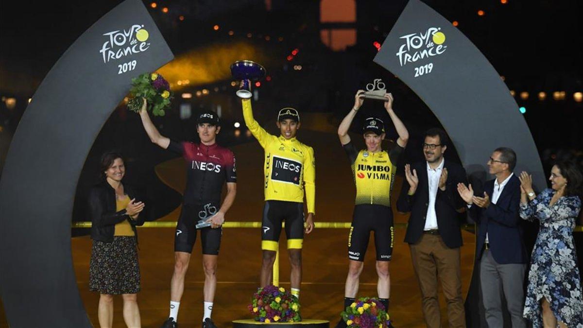 La ministra francesa de Deportes en la celebración del podio final del Tour de Francia 2019