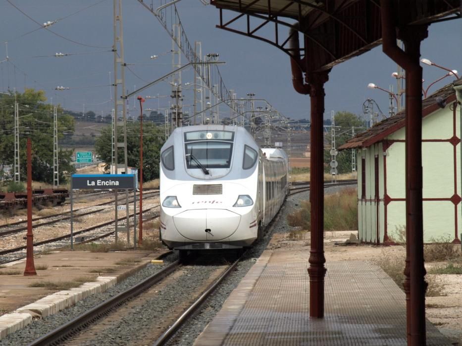 Tren de viajeros entrando en la Estación de La Encina.