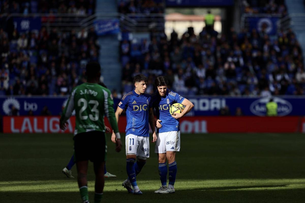 EN IMÁGENES: Ambientazo en el Carlos Tartiere para vivir el Real Oviedo-Betis