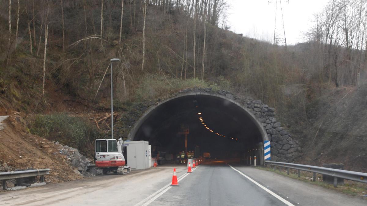 El carril cortado del túnel, con trabajadores en el interior.