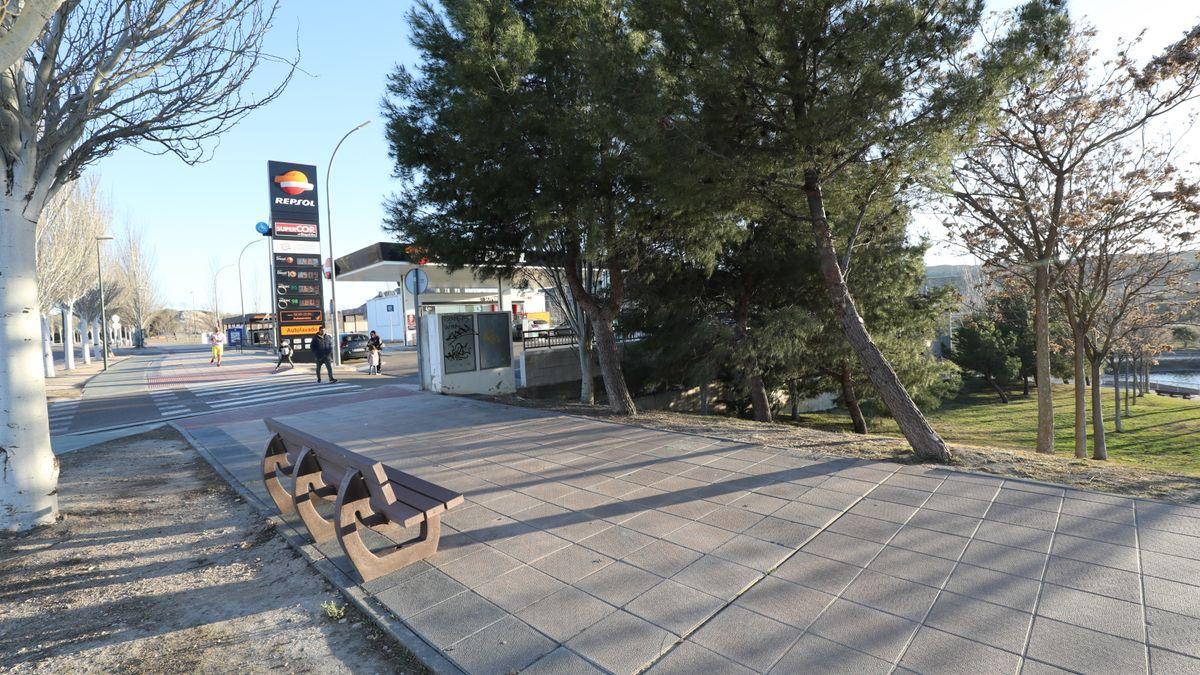 La víctima acudió a la gasolinera que está junto al parque Libro de la Selva a pedir ayuda.