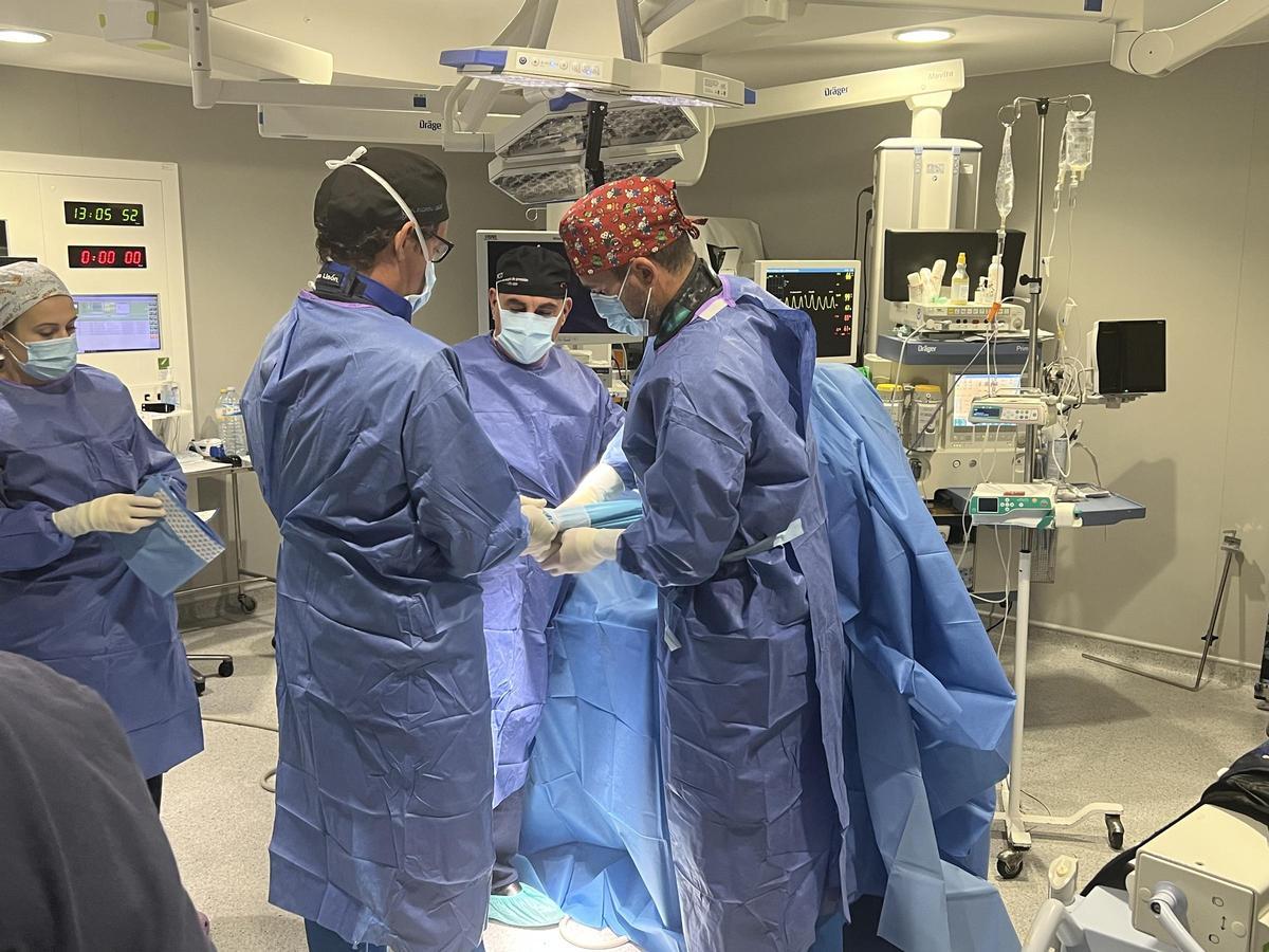 Los doctores durante una intervención quirúrgica en los quirófanos de HLA La Vega