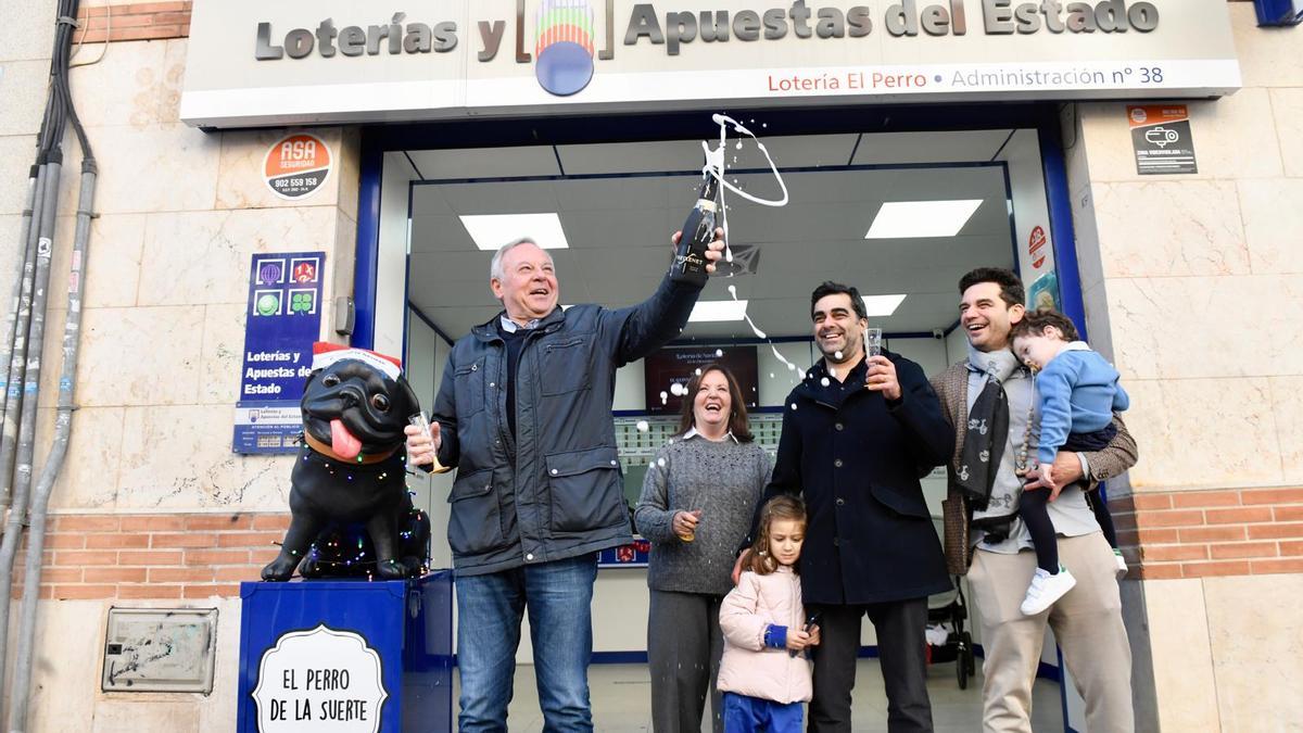 Celebración en la administración El Perro de Murcia al haber repartido un quinto premio de la Lotería de Navidad