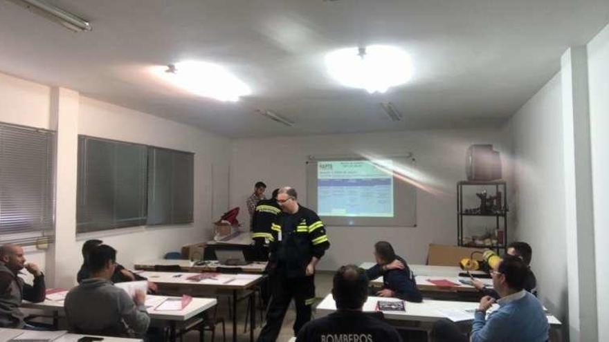 Juan Jesús Mariño, en primer término, en el curso en la central. //