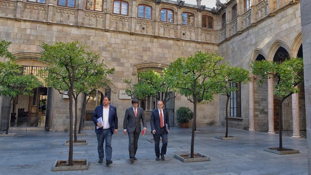 El vicepresidente del Govern, Oriol Junqueras; el 'president', Carles Puigdemont, y el 'conseller' de Presidència, Jordi Turull, este martes.