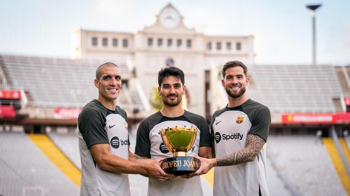 Oriol Romeu, Ilkay Gündogan e Iñigo Martínez, los tres fichajes, posan con el trofeo Joan Gamper.