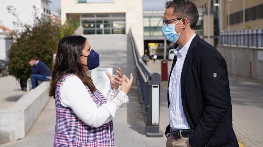 Beatriz Jurado y Santiago Cabello, ante el hospital de Pozoblanco.