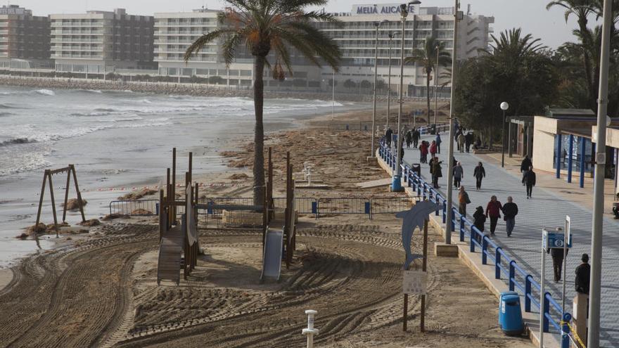 Alicante prolongará un mes la temporada de verano y la limpieza de las playas hasta el 15 de octubre