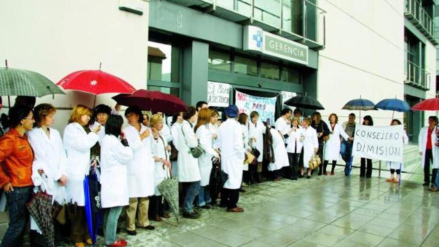 Los médicos de primaria, concentrados, ayer, frente al centro de salud de La Felguera.